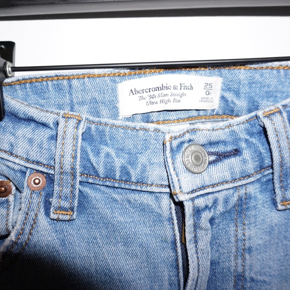 Abercrombie and Fitch "The 90s Slim Straight Ultra High Rise" - Picture 2 of 5